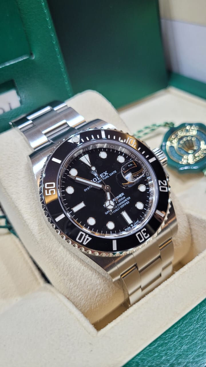 Thumbnail: Rolex Black Submariner 41mm 2021 126610
