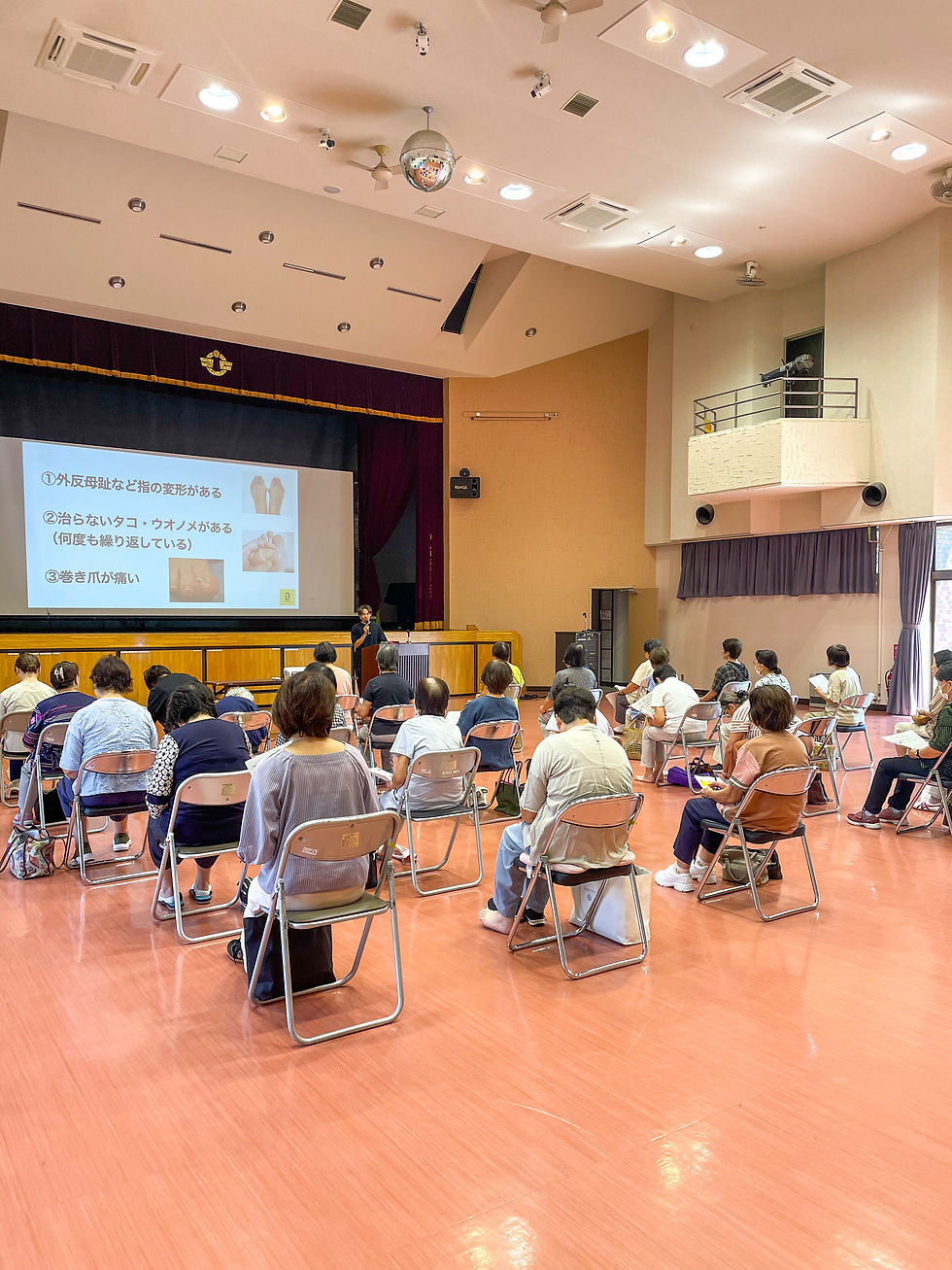 B-CHANGE武田が藤島地域研修交流会にて足と靴の講演会をしている風景
