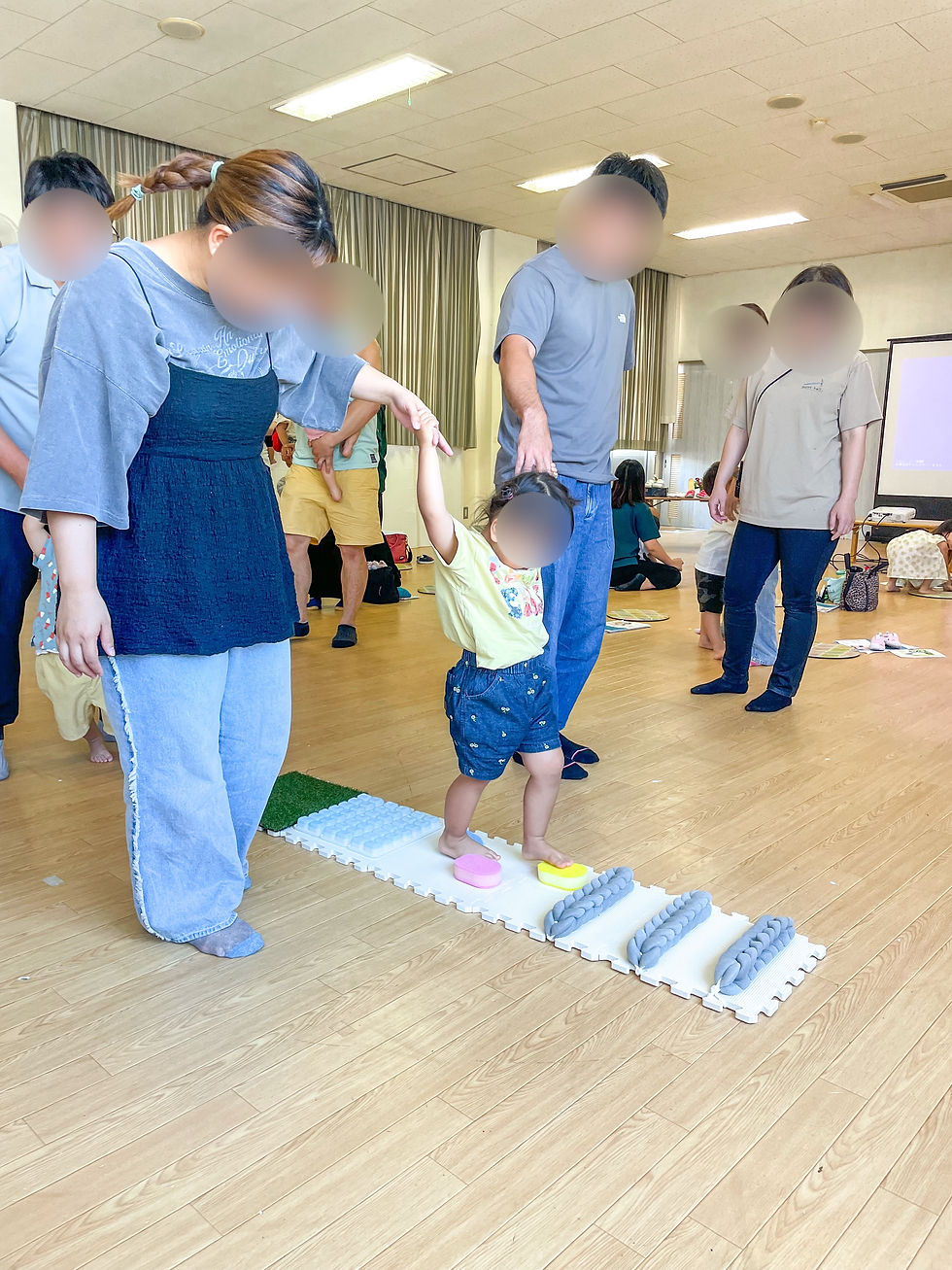 B-CHANGE武田が東部保育園・すずの音保育園で開催したすくすく足育講座の風景