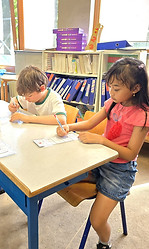 Des élèves de 3e et 4e primaire à l'École Saint-Joseph concentrés sur leurs exercices