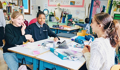 Des élèves de 5e et 6e primaire à l'École Saint-Joseph, travaillant ensemble sur un projet.