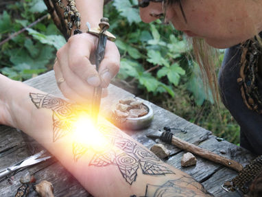 ⚕️"L'Encre Mystique : Quand le Tatouage Devient une Porte vers le Spirituel"