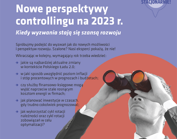 mężczyzna w garniturz patrzy przez lornetkę na tekst zamieszczony w lewej części strony. 
