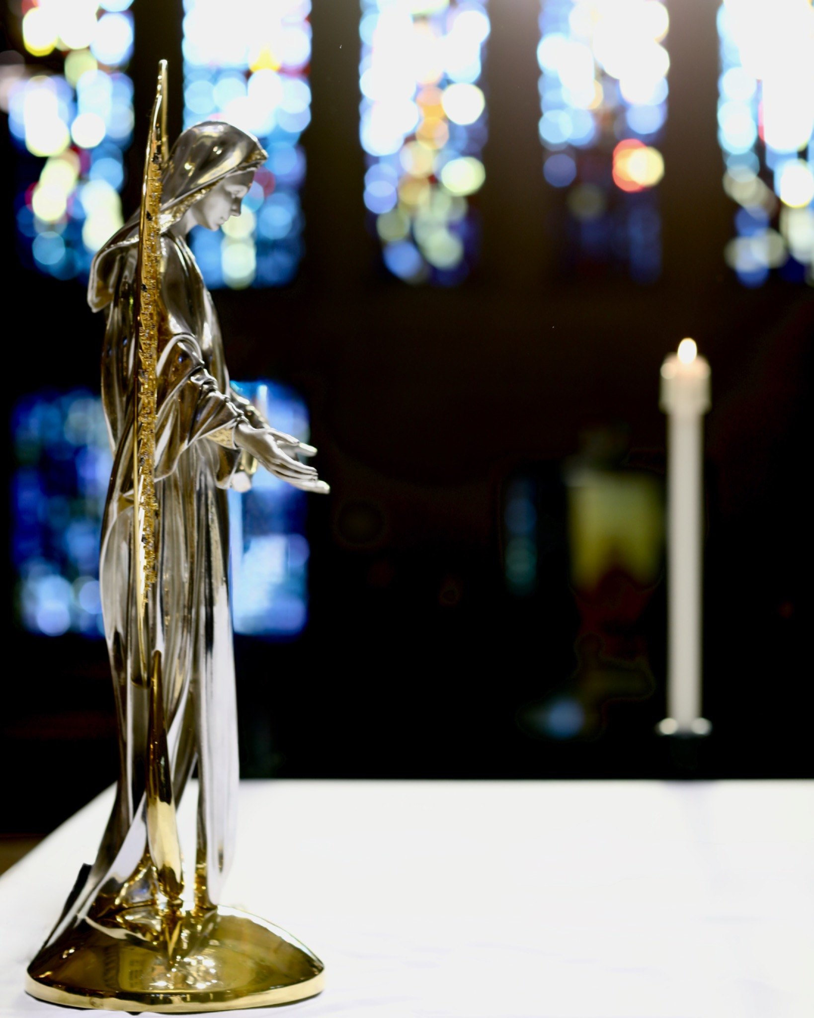 Profile of the Marian monstrance against stained glass