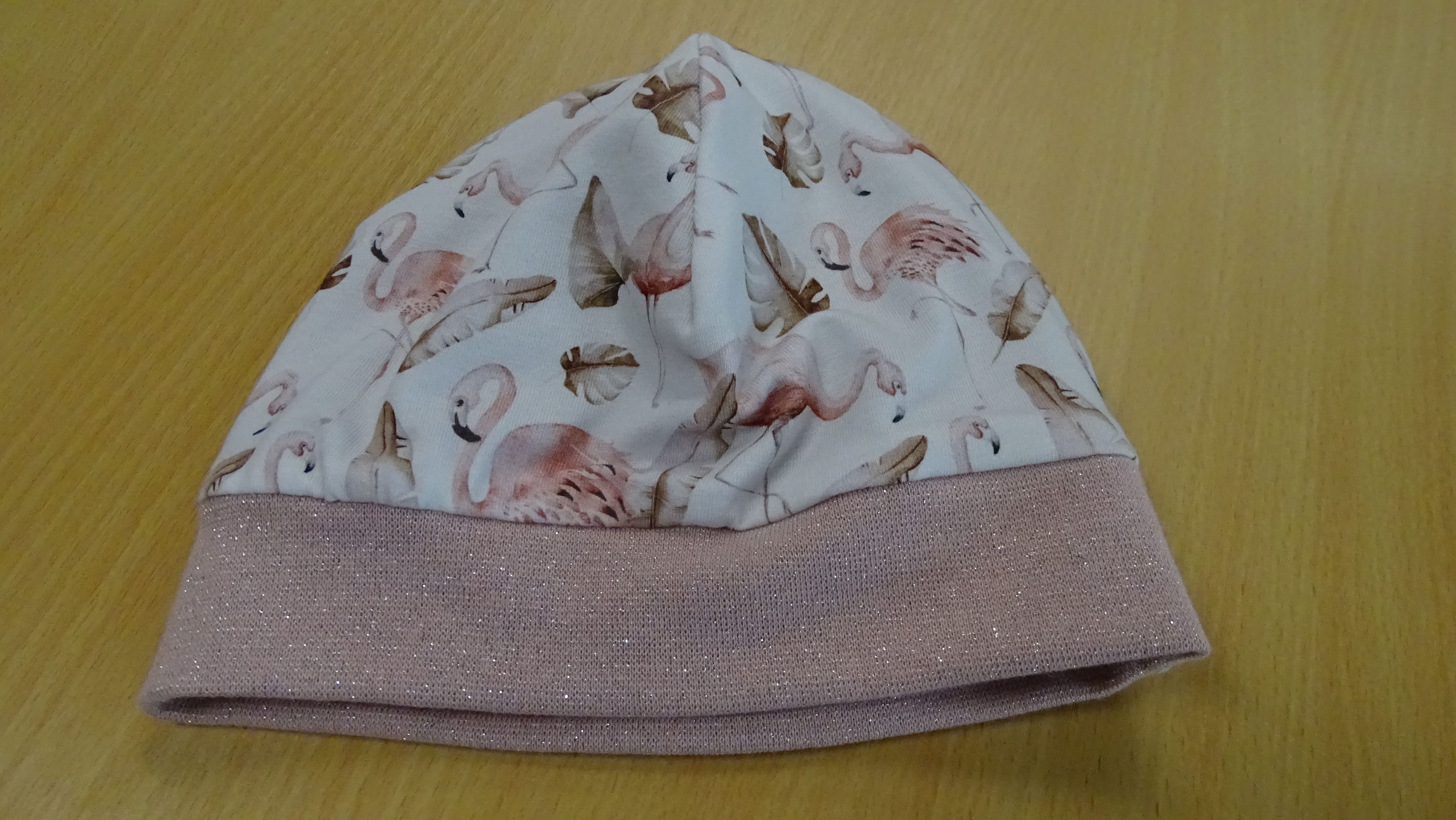 Bonnet blanc flamant rose