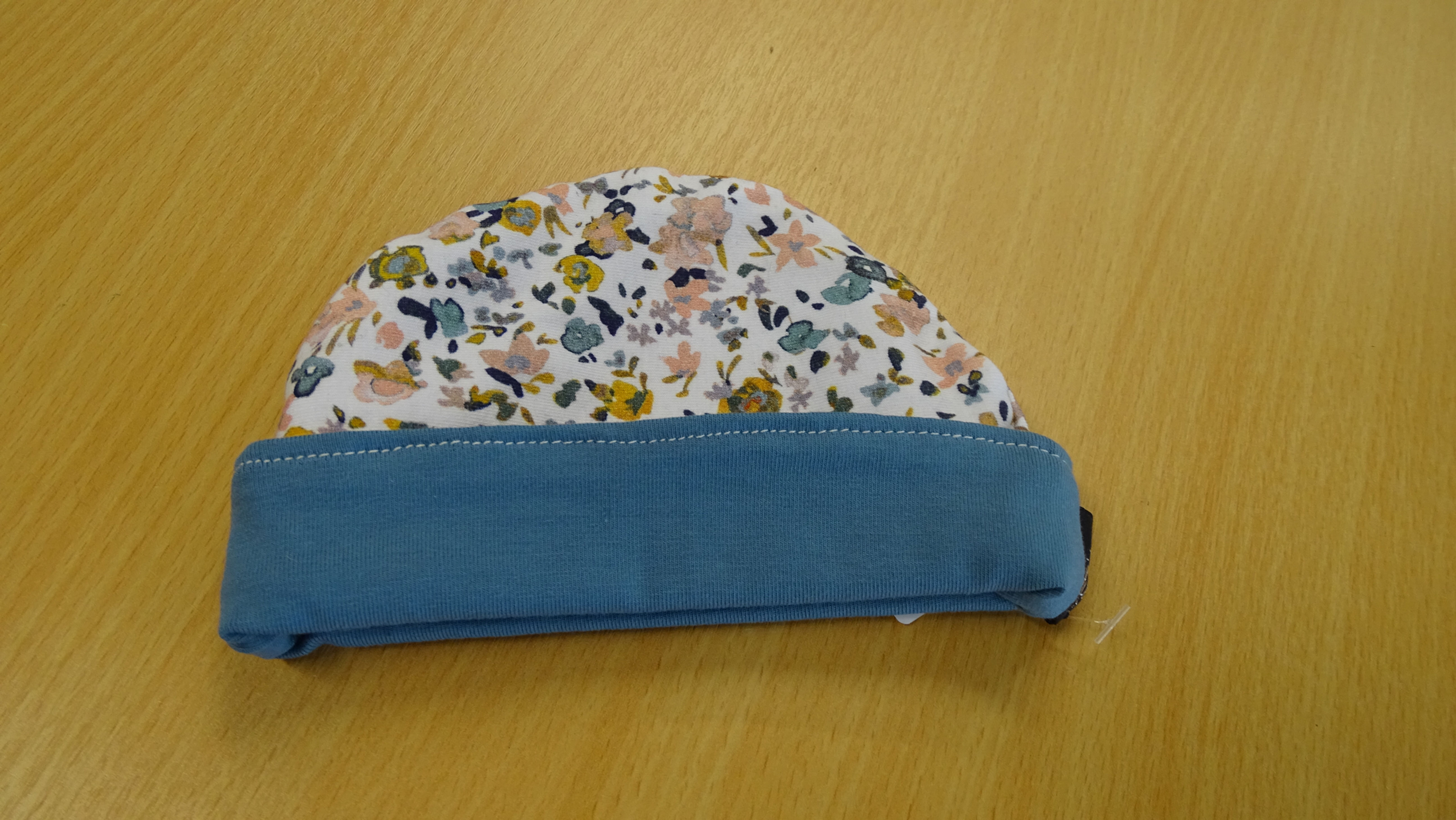 Bonnet réversible bleu , blanc fleurs