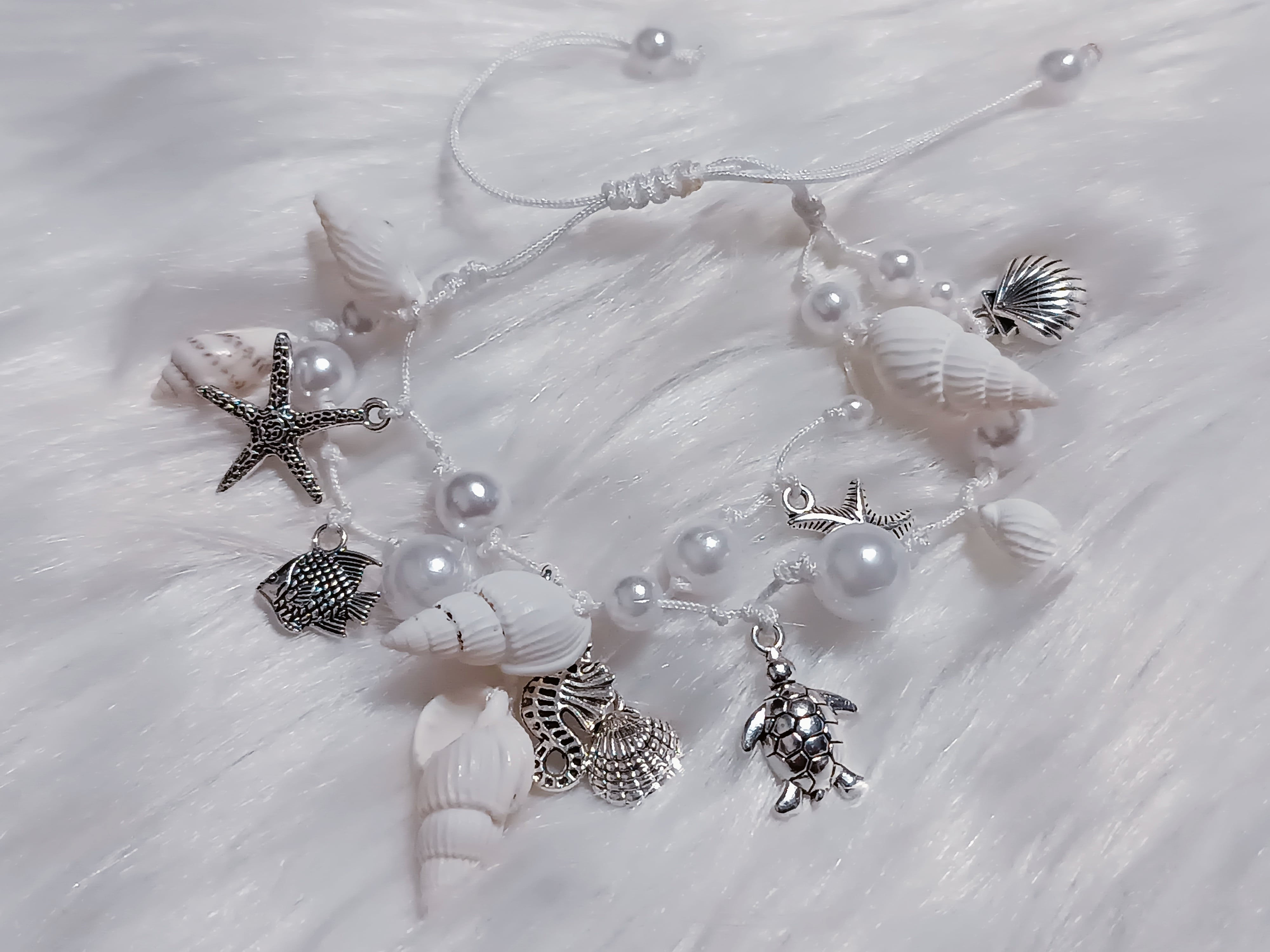 Bransoletka z perełkami i muszelkami w kolorze srebra