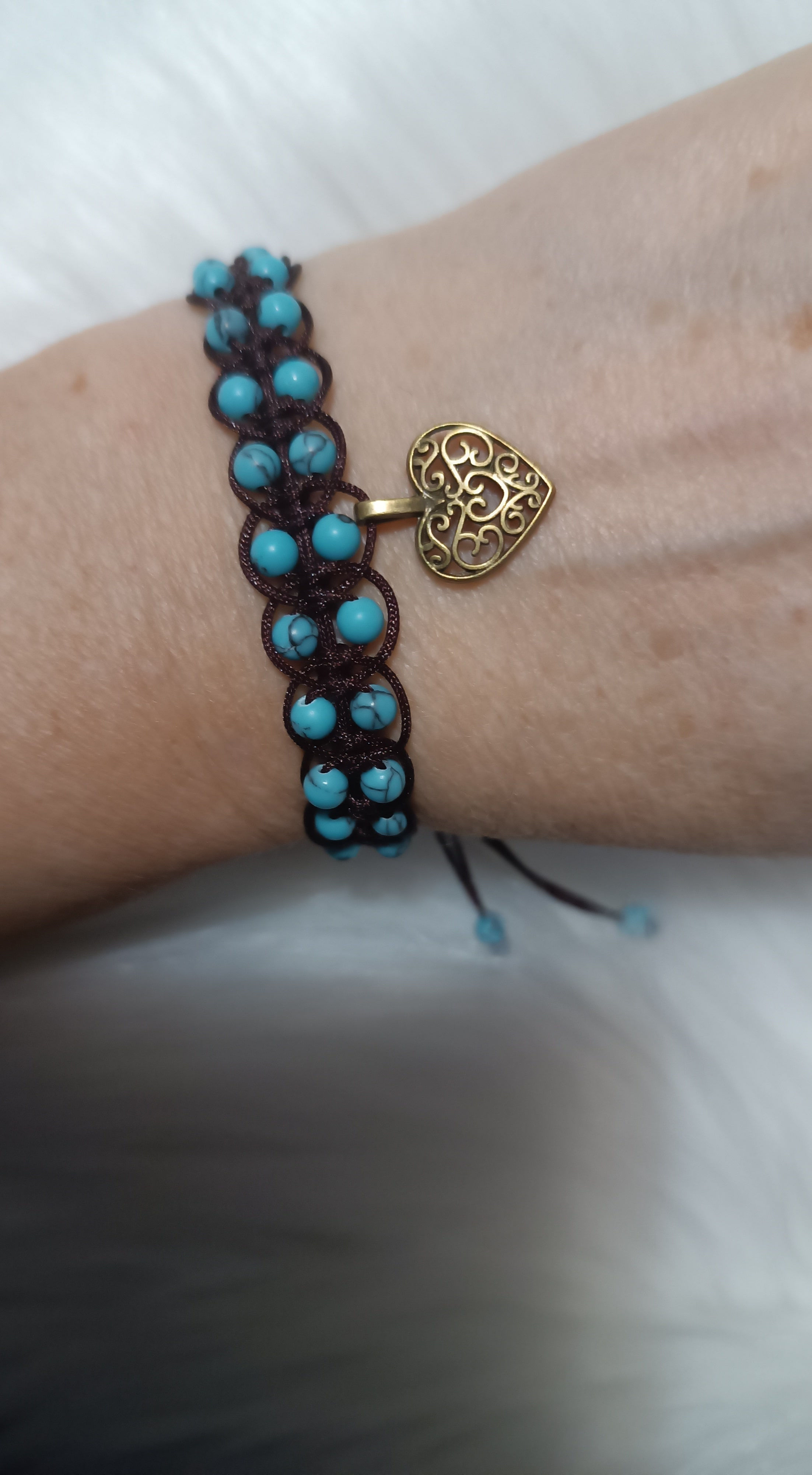 Bransoletka z kulkami Howlitu z serduszkiem