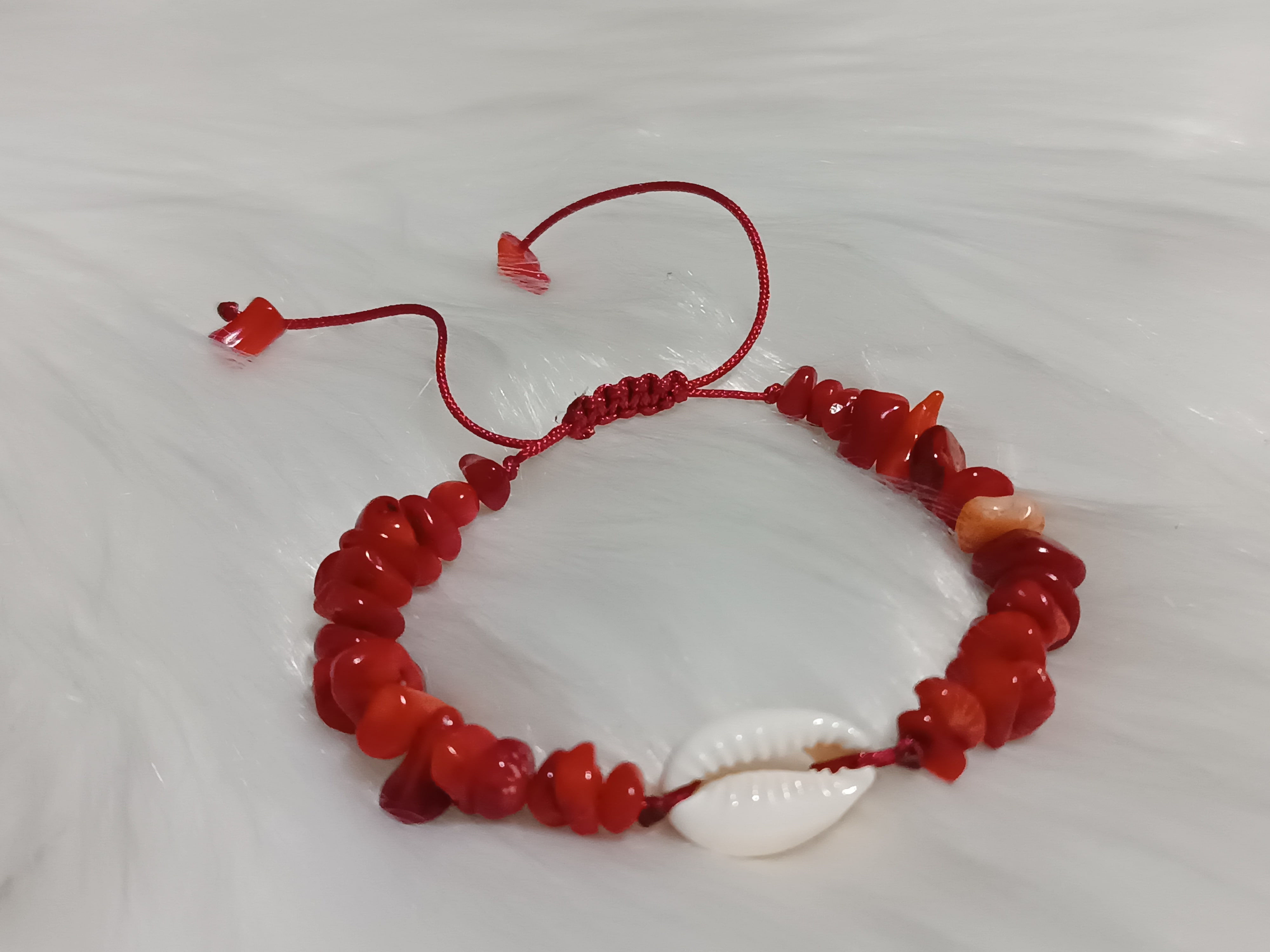 Bransoletka kamień koralu z muszelką