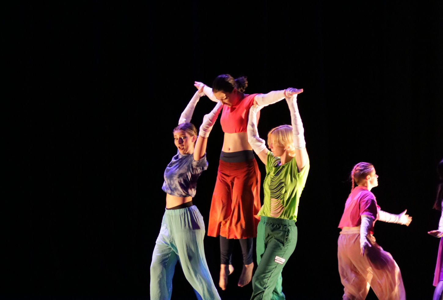 Lighting design for dance by Jack Kannenberg, Wide shot