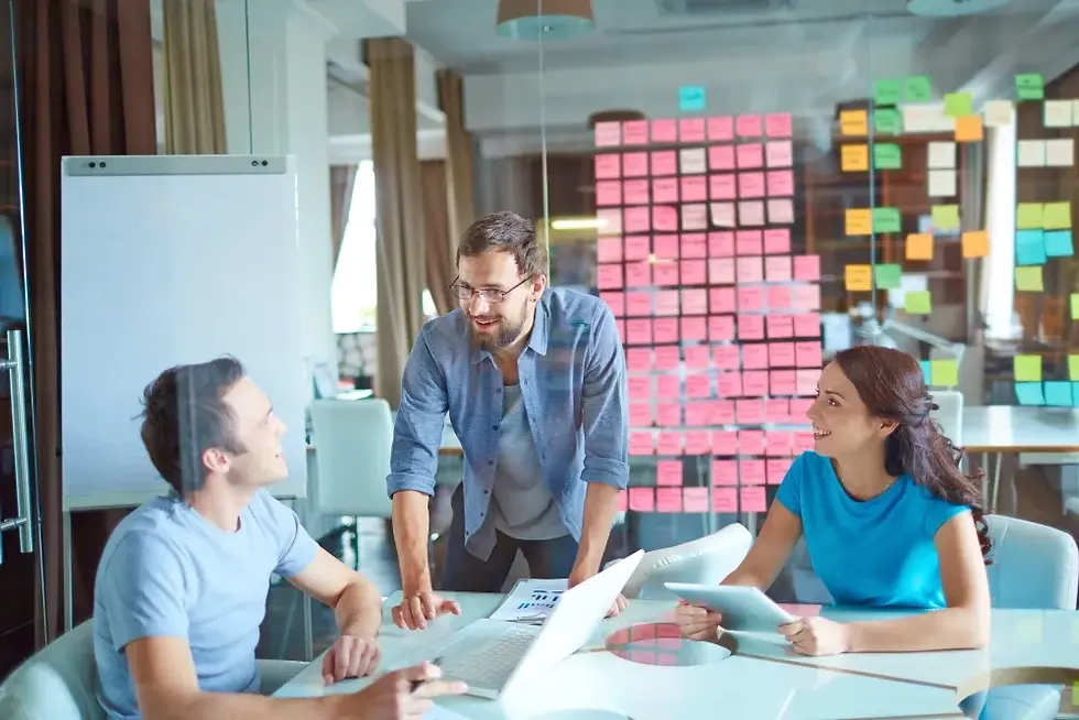 In einem Unternehmen diskutieren sie am Tisch über eine Workflow Software