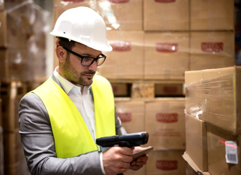 Lagermitarbeiter prüft mit Barcode-Scanner.jpg