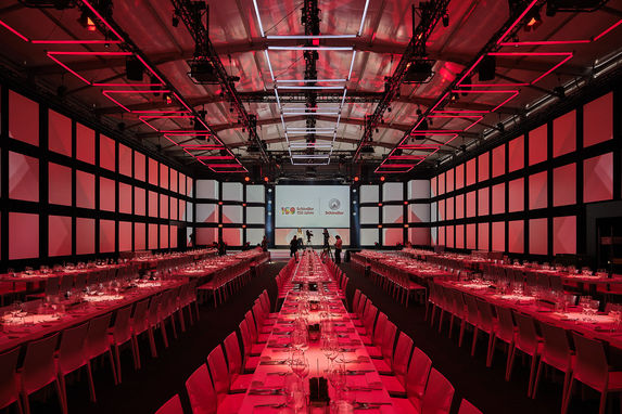 Feierliche Atmosphäre: „Begeisterte Gäste feiern das 150-jährige Bestehen von Schindler in festlicher Atmosphäre.“