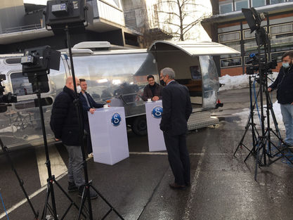 Zwei Gesprächspartner beim Coffee with Swagelok Experteninterview.