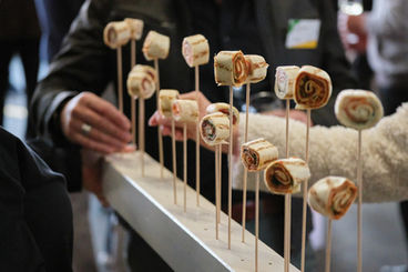 Auswahl an Speisen vom Event-Catering während der Feierlichkeiten