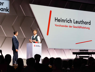 Gespräch auf der Bühne zwischen Thomas Odermatt und Heinrich Leuthard, Vorsitzender der Geschäftsleitung, an der PS-Versammlung der NKB.