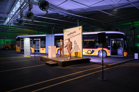 Redner auf der Bühne während der Eröffnungszeremonie der vollelektrischen PostAuto-Garage in Affoltern am Albis.
