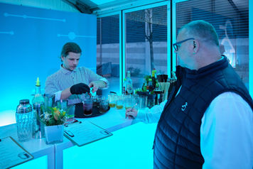 Barkeeper, Show, Drinks, Gäste