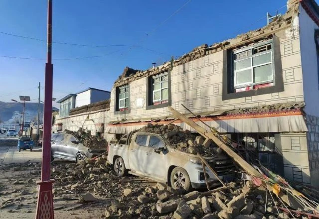 Destroços do terremoto em cima de dois carros