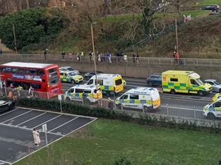 Jovem de 14 anos esfaqueado até à morte em autocarro de Londres