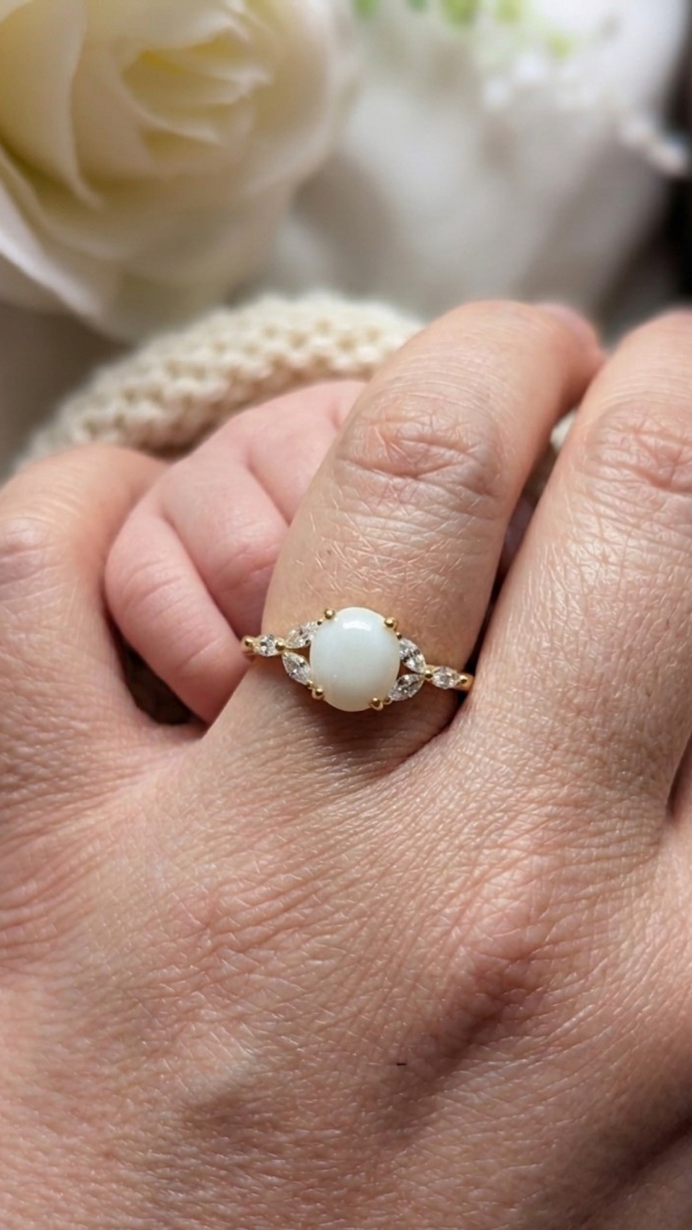 Bague poétique Kiran en lait maternel cristallisé et strass portée au doigt d'une maman