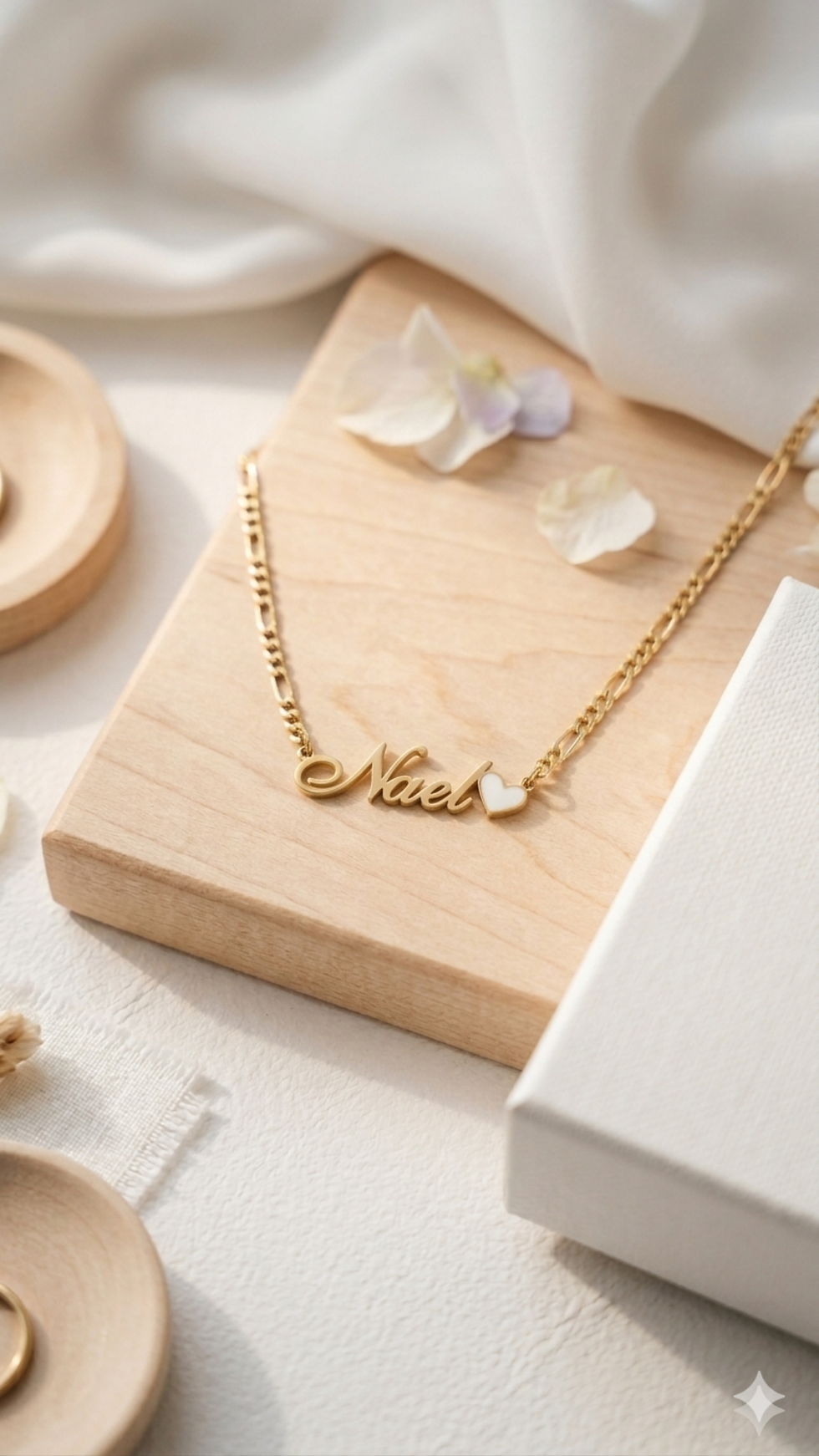 Collier souvenir d'allaitement Zachari en finition dorée posé dans un décor épuré.