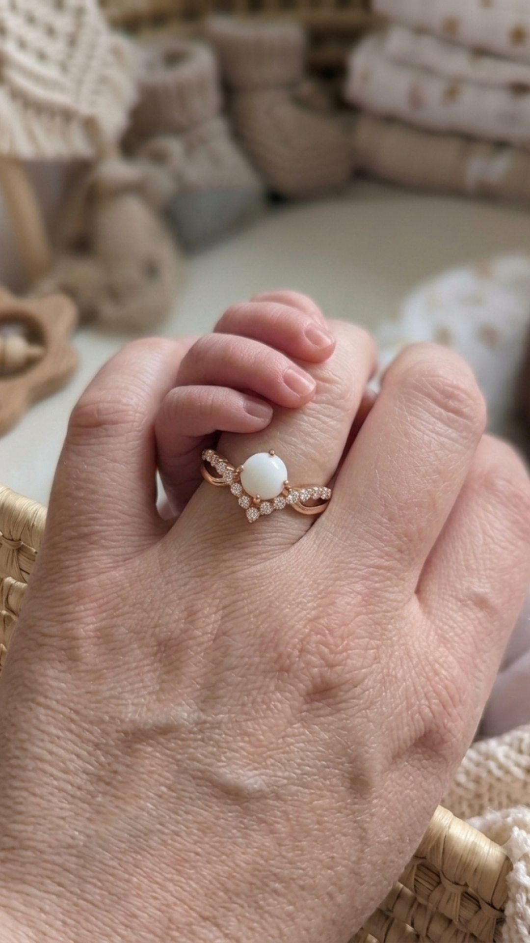 Bague en lait maternel Priam en or rose portée au doigt montrant les détails des zircons