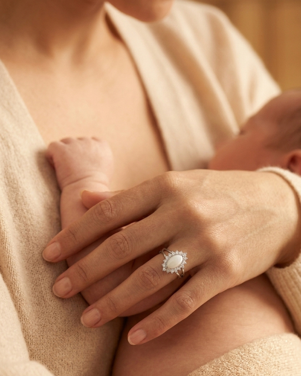 Bague souvenir au lait maternel Ezequiel portée par une maman tenant la main de son bébé