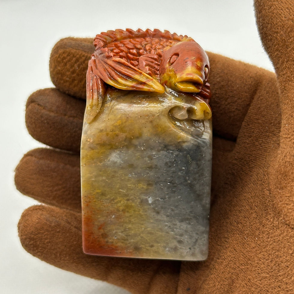 縮圖：【朱鱗躍金】壽山石三色漸變巧雕大印