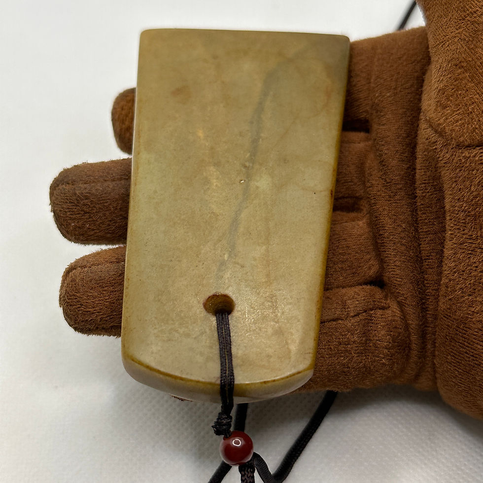 Thumbnail: 〈 歲 月 凝 黃 ‧ 禮 器 遺 韻 〉—— 古和田玉斧形飾