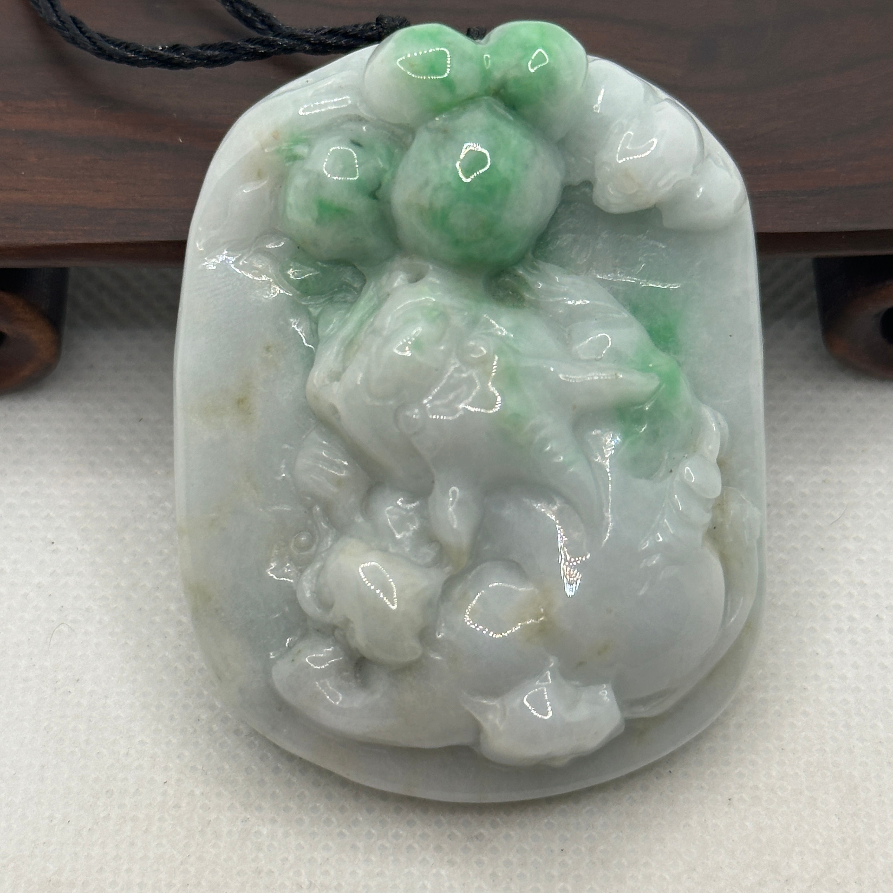 【 玄威 ‧ 白底浮翠饕餮方牌 】ー 於古拙浮雕間，見上古鎮守之威。