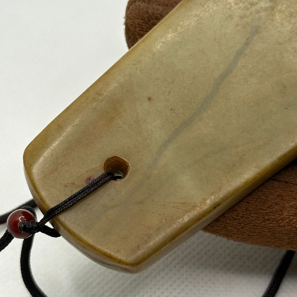 Thumbnail: 〈 歲 月 凝 黃 ‧ 禮 器 遺 韻 〉—— 古和田玉斧形飾