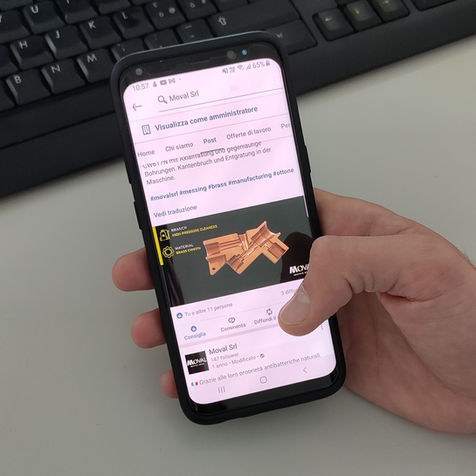 contenuti digitali aziendali visualizzati su smartphone