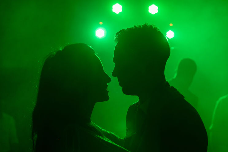 Η εναρκτήρια κίνηση.Ο γαμπρός και η νύφη αγκαλιάζονται κατά τη διάρκεια του πρώτου τους χορού και κοιτάζονται με πάθος.Φωτογράφιση Γάμου Λάρισα