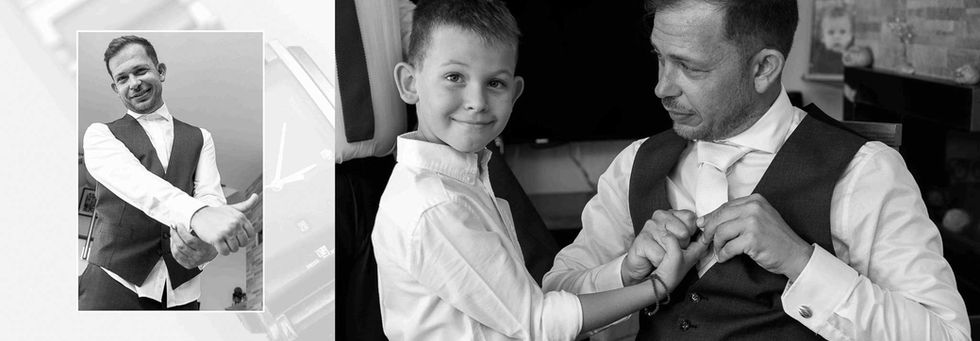 Ο γαμπρός χαμογελάει και δένει τη γραβάτα του μπροστά από τον καθρέφτη κατά τη διάρκεια της προετοιμασίας του.Φωτογράφιση γάμου Λάρισα