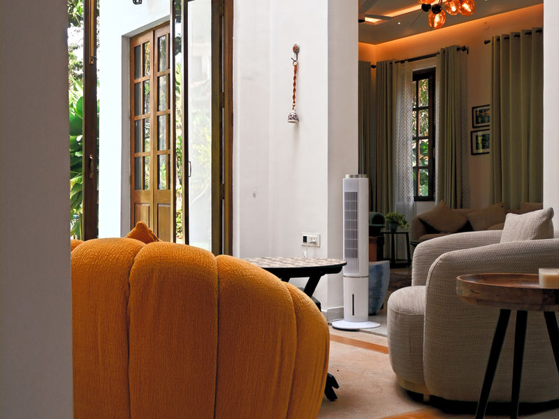 Poolside area, villa by Mandal Industry, Goa