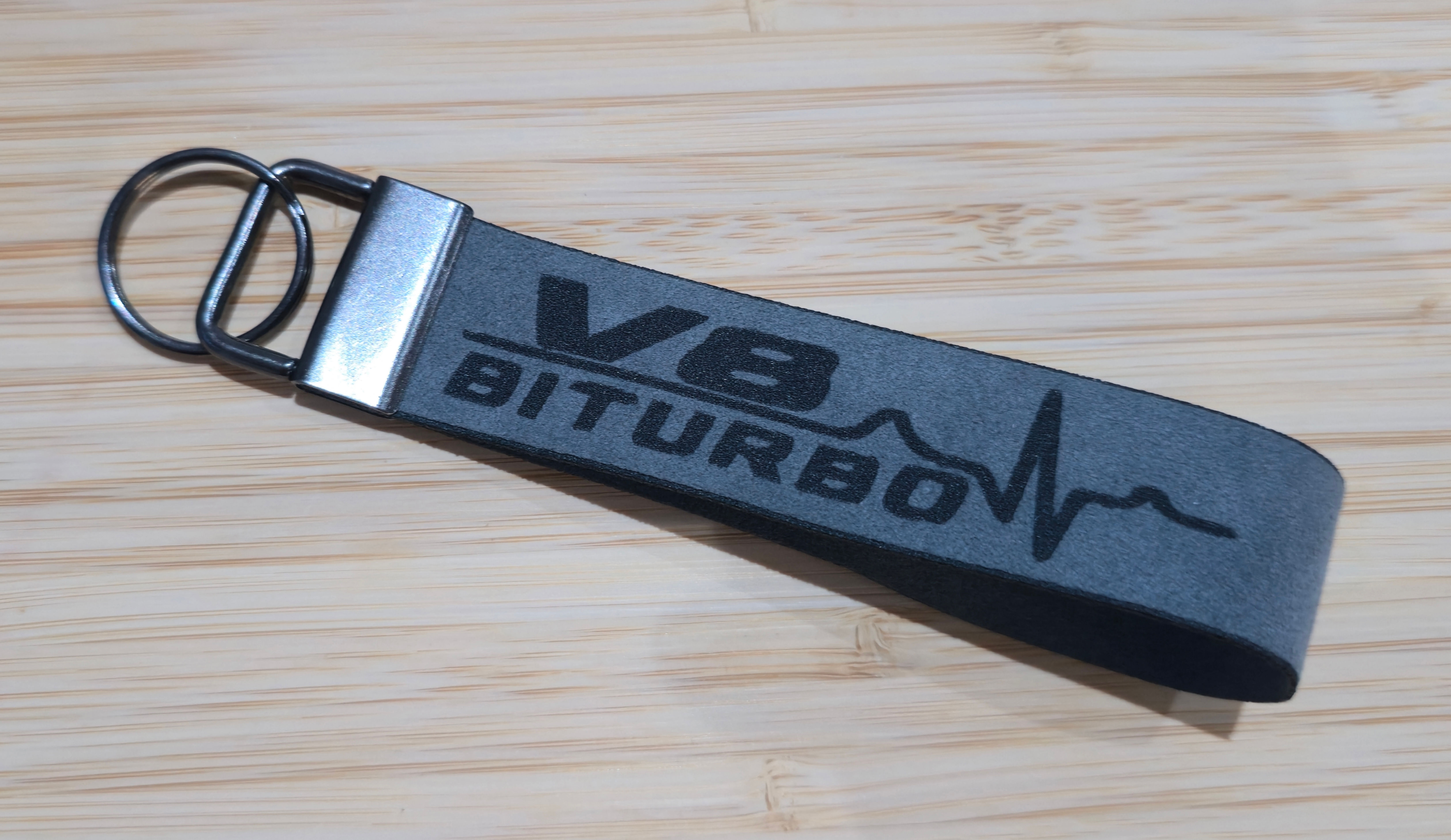 🔑 Ostfabrik® – V8 Biturbo KeyChain (ST)