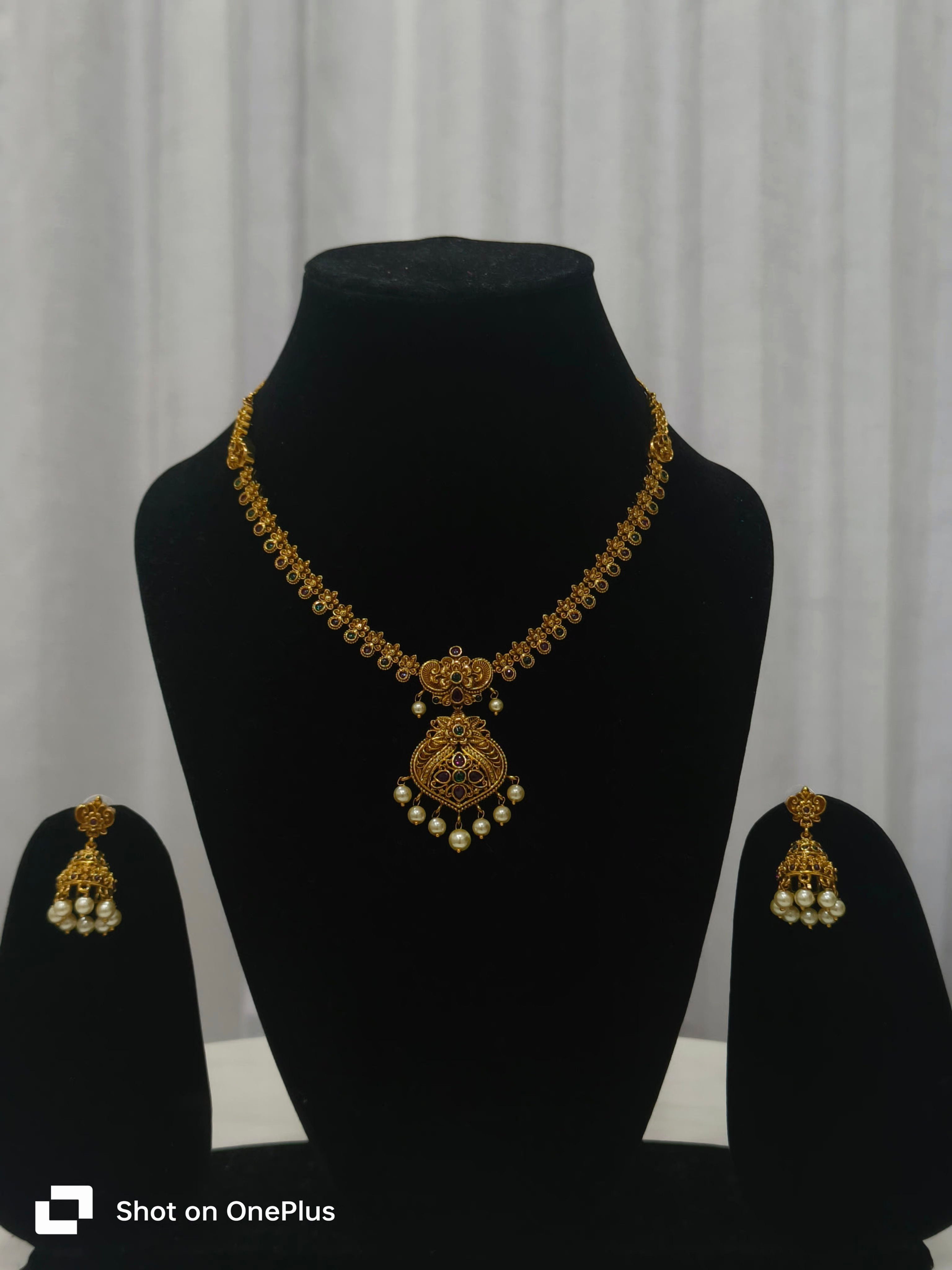 Sleek south indian temple neckline set 