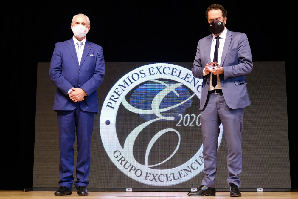 O troféu foi recebido pelo então vice-ministro do Turismo do Brasil no ato, Daniel Nepomuceno (D/FOTO), que representou Santa Catarina nesta honraria em solo internacional.