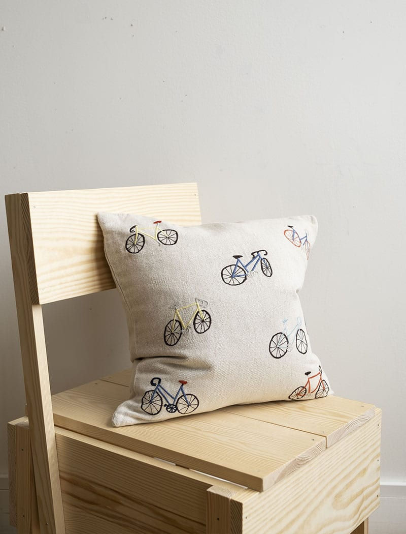 Bestickter Kissenbezug Bicycles von Fine Little Day mit Fahrrad-Stickerei