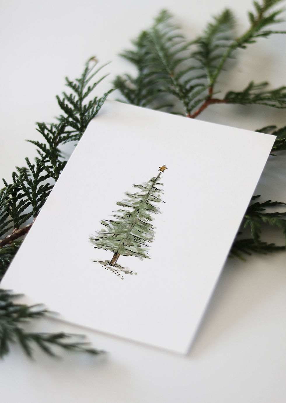 A6 Postkarte mit einer von Hand gezeichneten Illustration eines Christbaums von Inkylines.