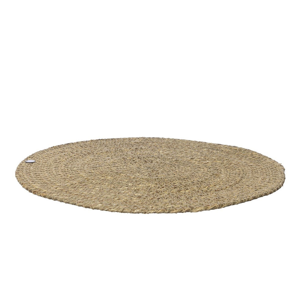 Ein rundes, hellbraunes Tischset aus Jute von der schwedischen Marke ERNST Form.