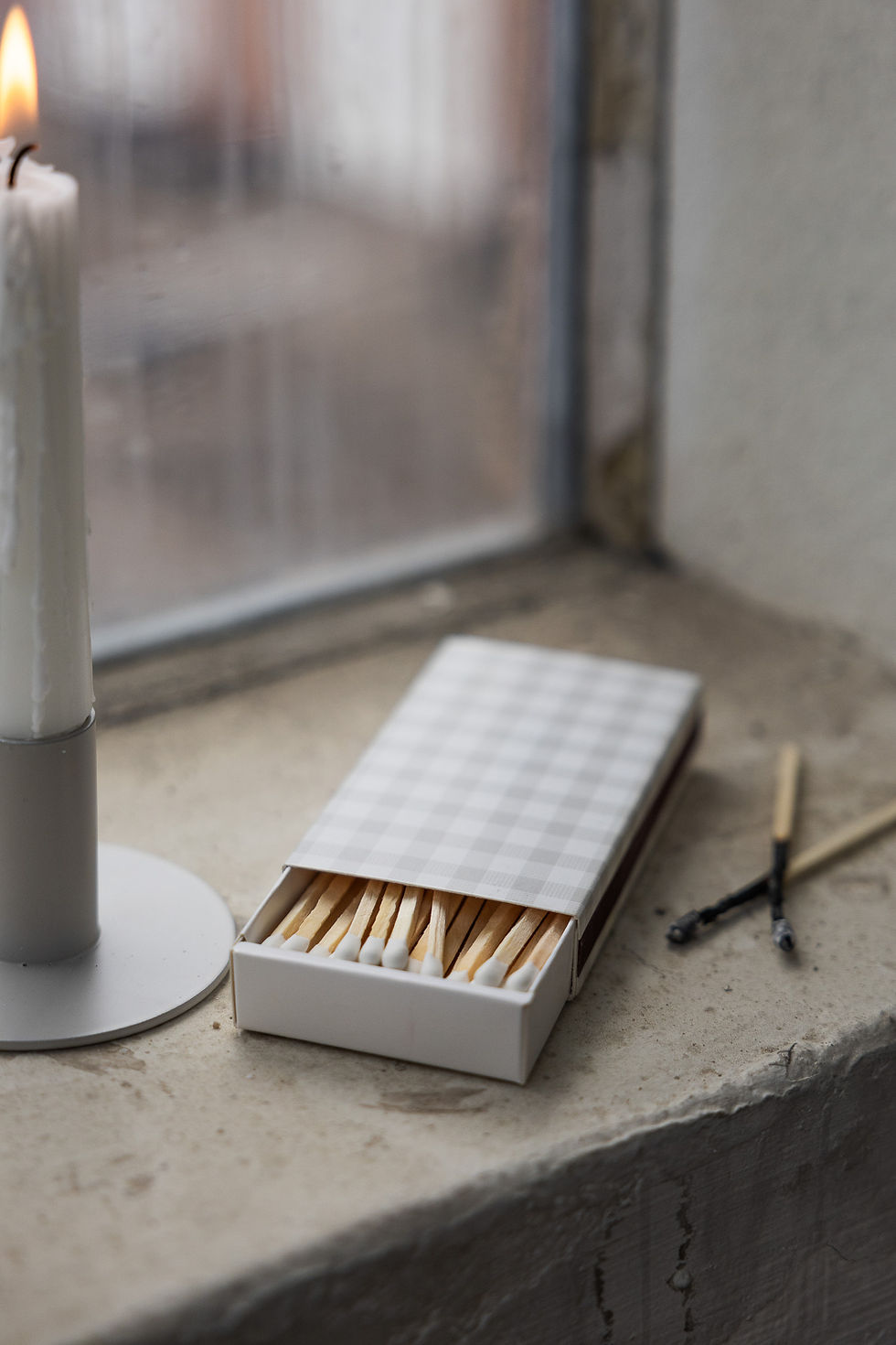 Grosse Streichholzschachtel mit einem Karomuster von Storefactory.