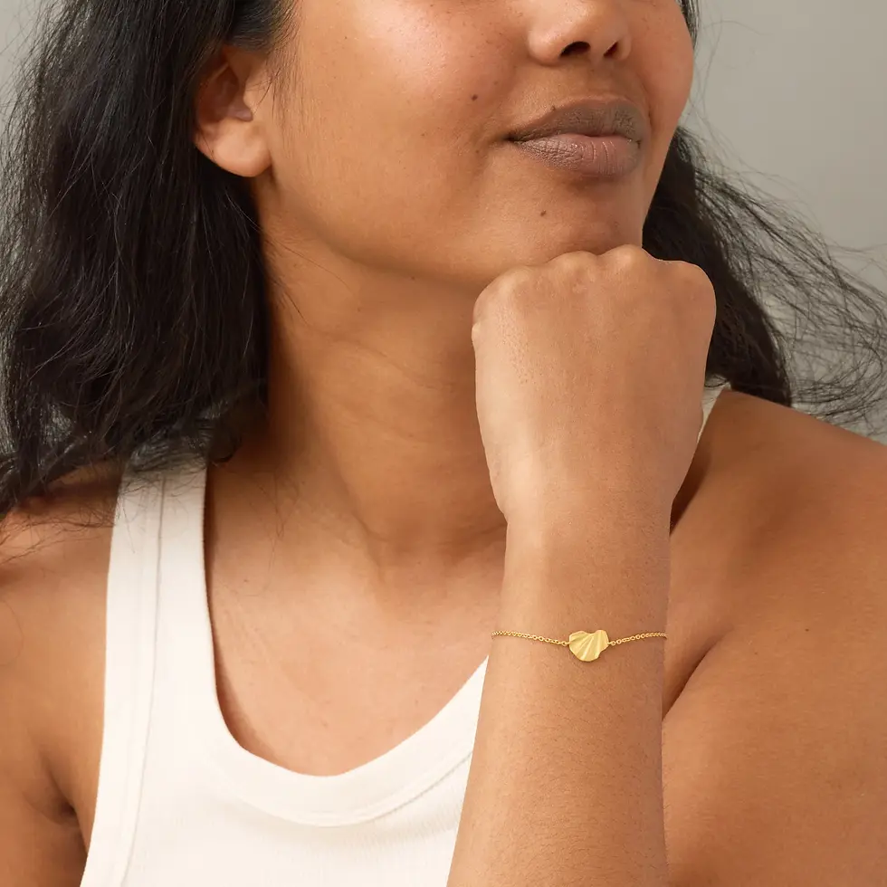 ENAMEL Copenhagen Wave Armband in Gold mit wellenförmiger Struktur aus 18-karat-vergoldetem Messing, längenverstellbar.