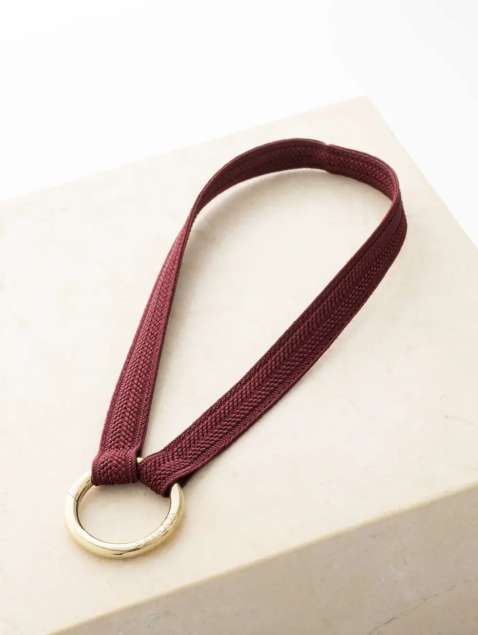 Schlüsselanhänger-Armband ZAHRA Mini in Bordeaux aus handgeflochtenem marokkanischem Sfifa-Band.