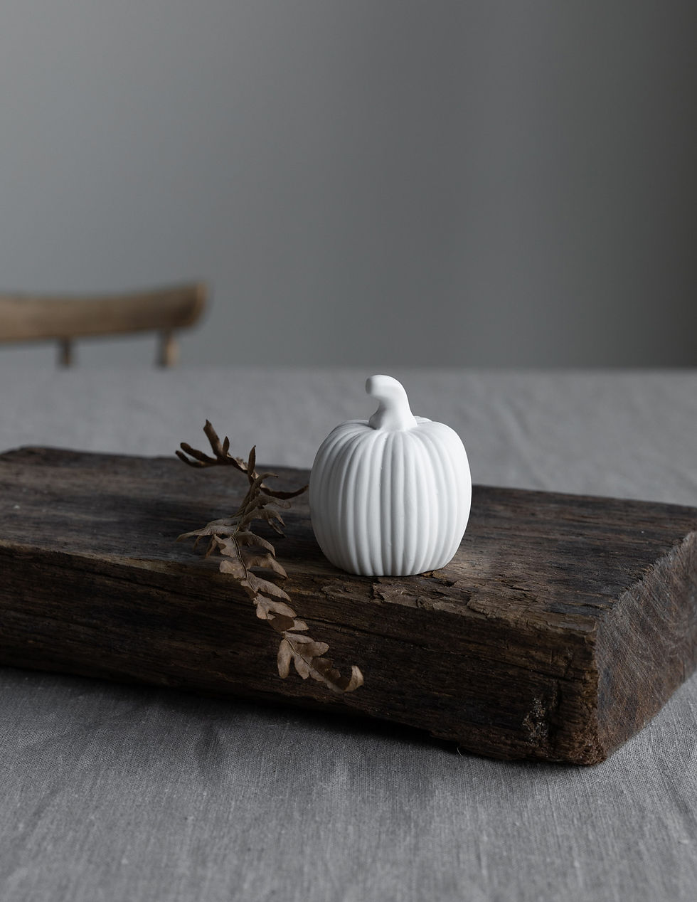 Weisser Keramik-Kürbis von Storefactory als Herbstdekoration.