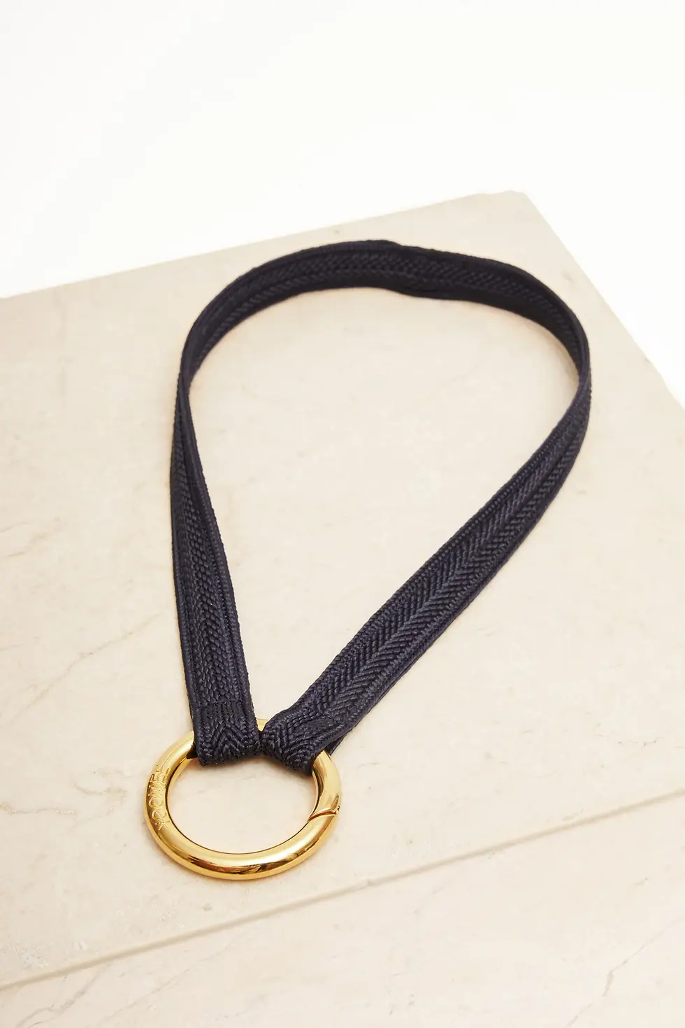 Schlüsselanhänger-Armband ZAHRA Mini in Marine aus handgeflochtenem marokkanischem Sfifa-Band.