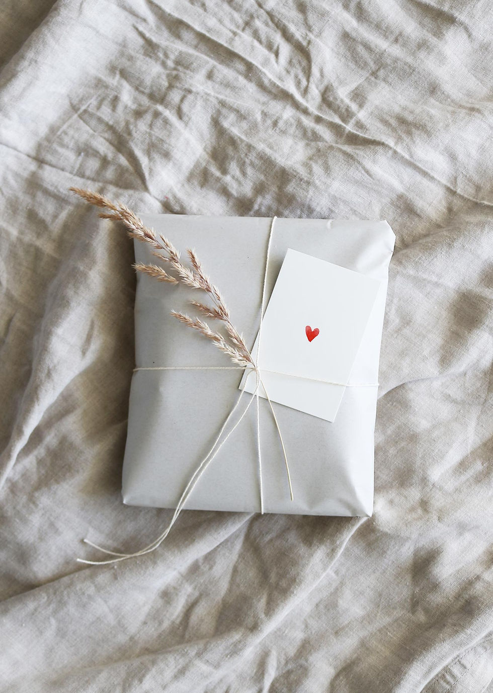 inkylines Geschenkanhänger Herz mit schlichter Herz-Illustration als liebevolle Ergänzung für Geschenke und kleine Aufmerksam