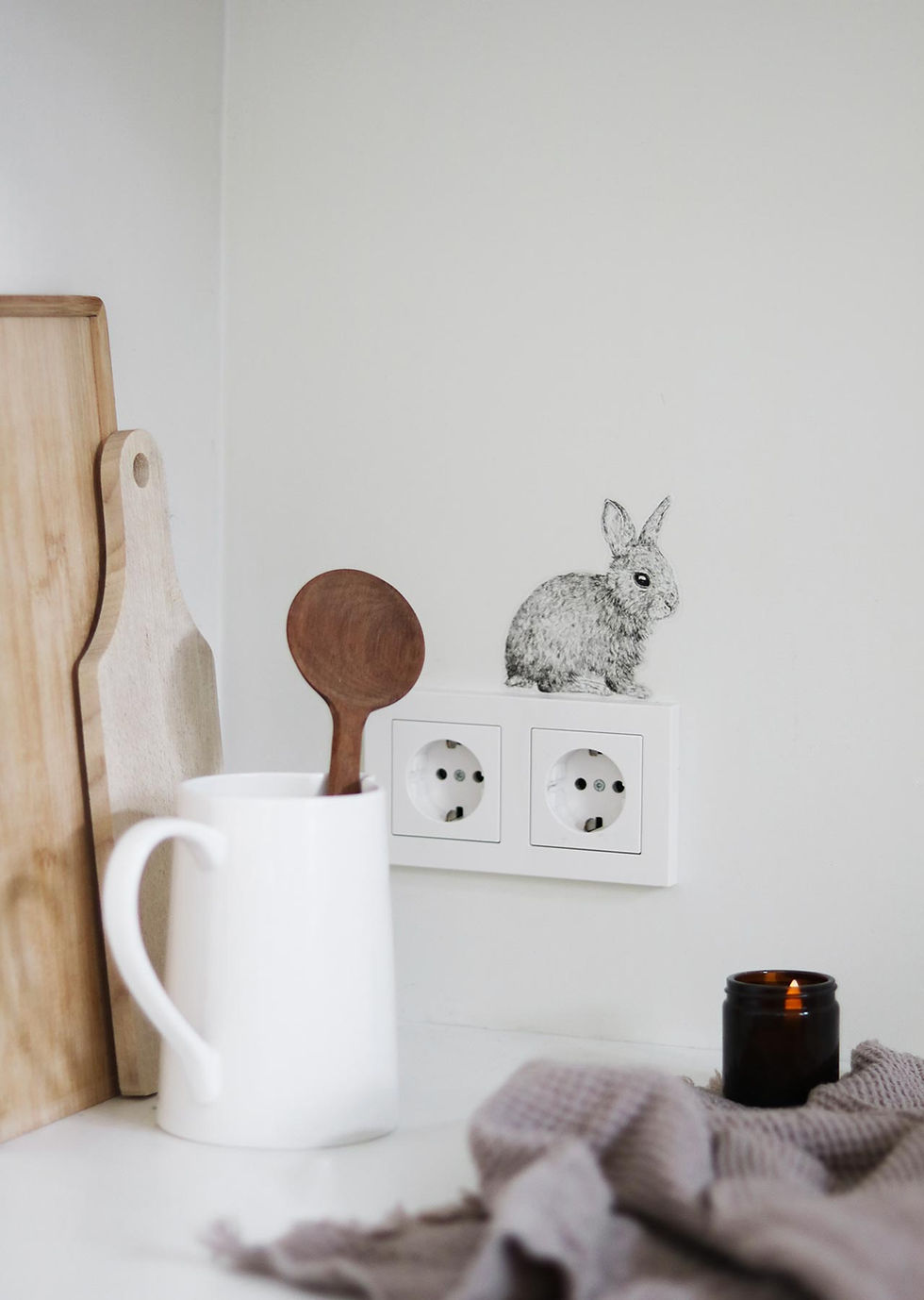 Miniaturbild: inkylines Wandsticker Hase in Schwarz-Weiss aus transparentem, mattem Stickermaterial für glatte Wände, Türen und Holzoberflä