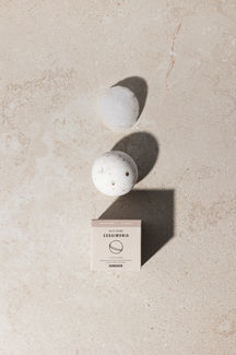 Eine Badekugel auf einer Marmorplatte von Humdakin.